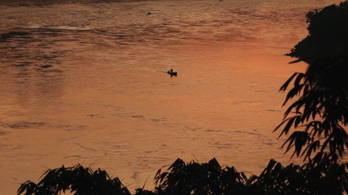 夕阳湖面波光粼粼船只黄昏