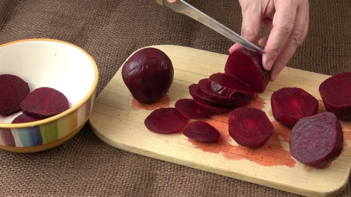 用刀在砧板上切甜菜