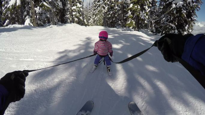 学习滑雪的年轻女孩