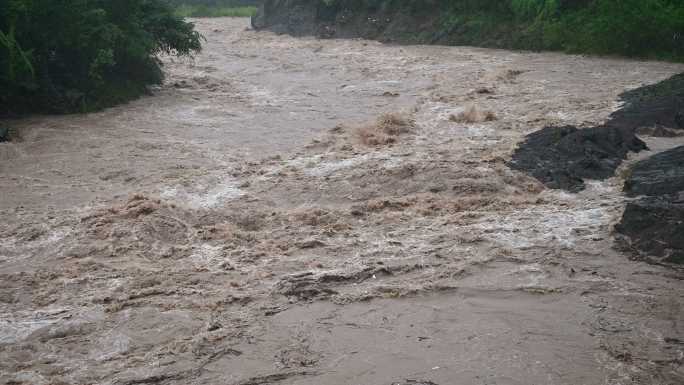 自然灾害暴雨洪水实拍洪灾涨洪水视频素材