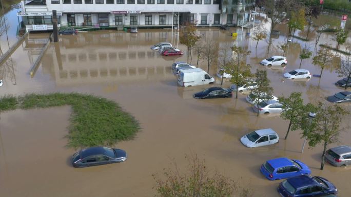 被洪水淹没的停车场