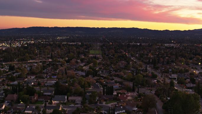 洛杉矶北岭的日落景观。