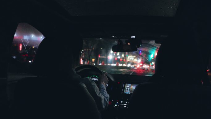 4K年轻男性深夜城市街道开车后排视角