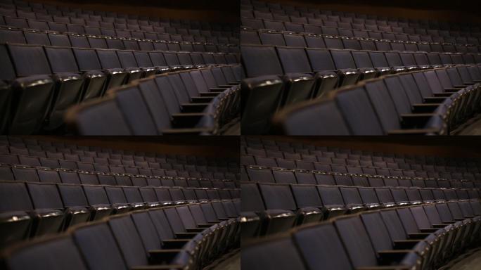 剧院的蓝色座位