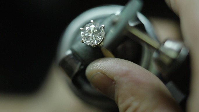 钻石打磨戒指加工首饰钻戒手艺人