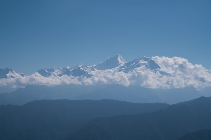 贡嘎雪山云海翻腾