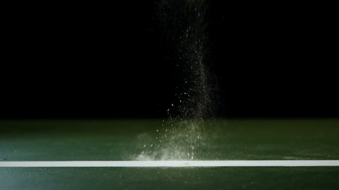 网球在白线上反弹失败胜利夺冠