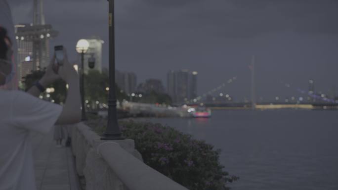 【8K】游客在广州塔下珠江边拍照