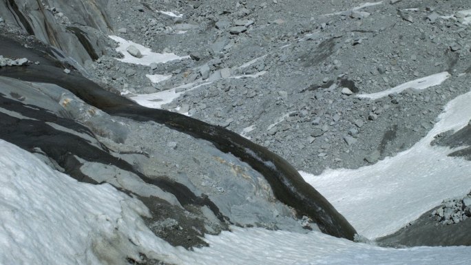 融化的雪水在岩石上流动