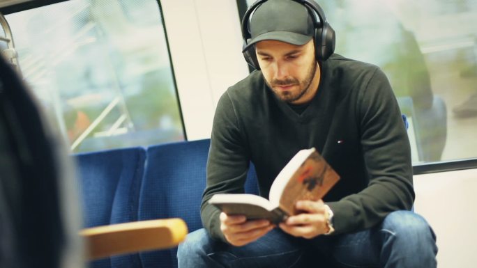 列车上的人读书