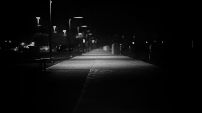 黑暗灯光闪烁的道路