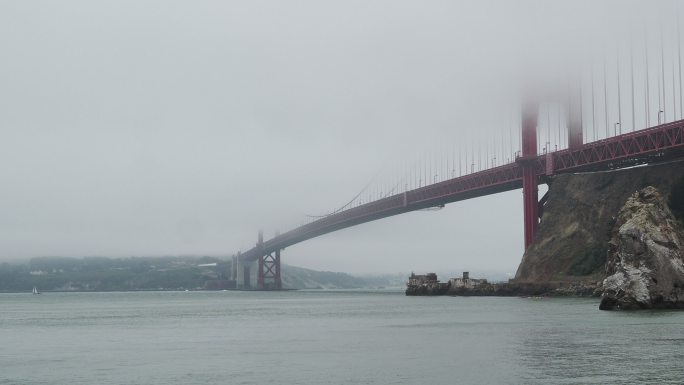旧金山湾美国国外雾中