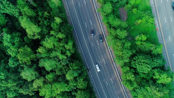 哥伦布公路正上方的鸟瞰图。