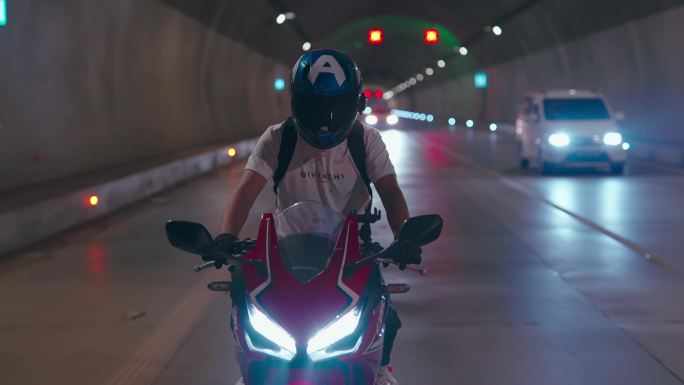 4K夜晚隧道上骑摩托