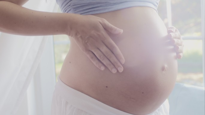 孕妇抚摸她的肚子孕期宝妈广告