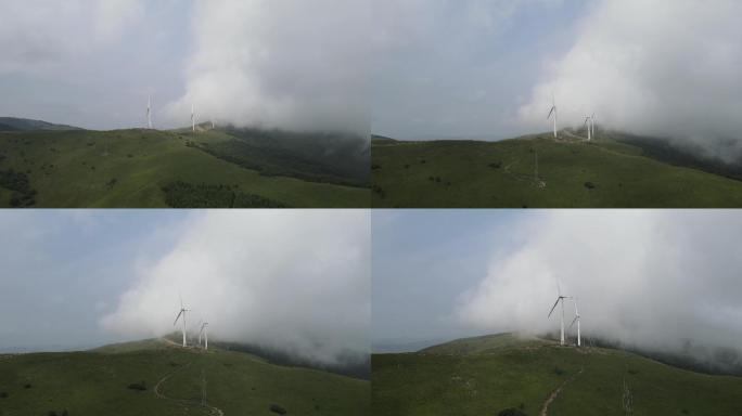 坝上云雾中的风力发电风车