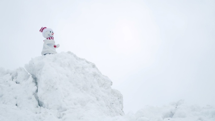 雪地上旋转的雪人