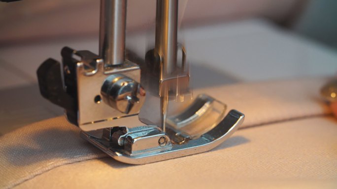 缝纫机用白线缝制意大利高级时装面料