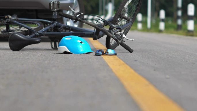 驾车事故，在路上与自行车相撞