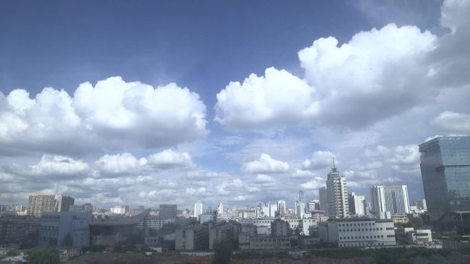 乌云盖过城市延时摄影