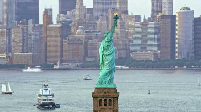 俯瞰纽约的空中自由女神像