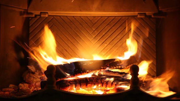 木材在壁炉中燃烧高清视频