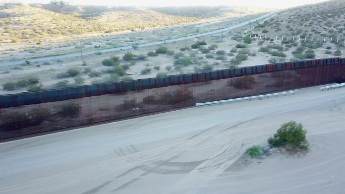 美国/墨西哥边境墙的空中剪辑