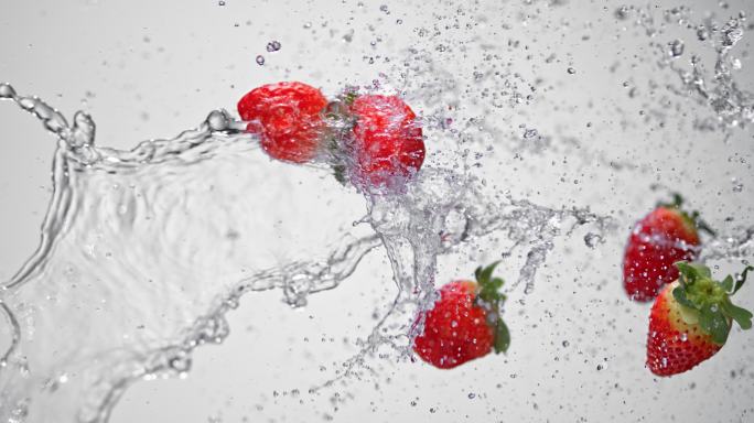草莓草莓与水的碰撞新鲜草莓镜头升格草莓慢