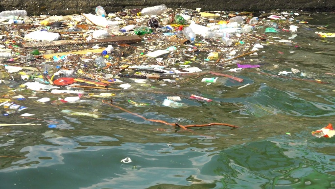 海上的垃圾和瓶子表明了海洋污染