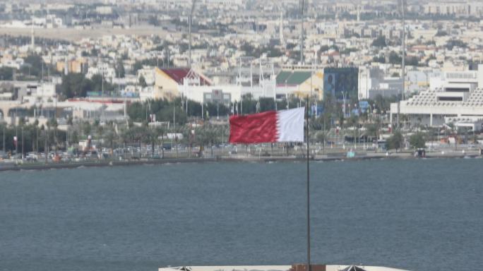 卡塔尔国旗在多哈迎风飘扬