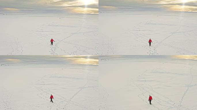 落日时分，女性在平原雪地漫步