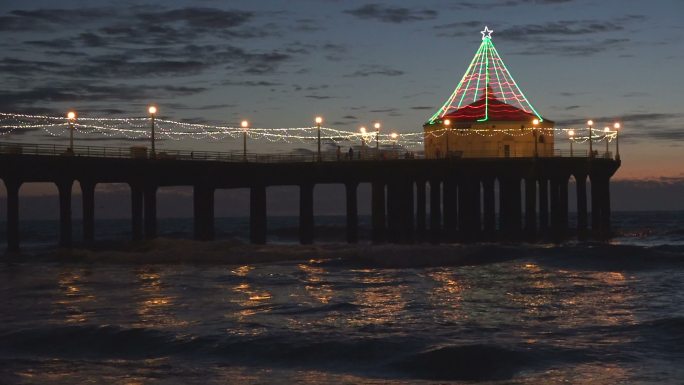太平洋的一个码头上挂满了圣诞灯
