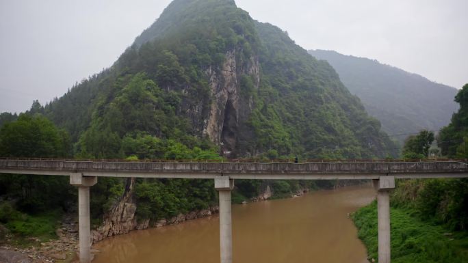 偏远地区山区邮政人员徒步走路送信