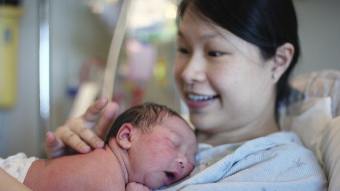 一名妇女抱着她刚出生的婴儿。