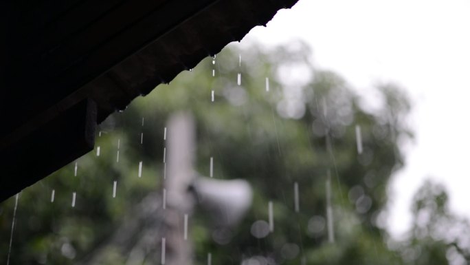 雨水从屋顶流下来