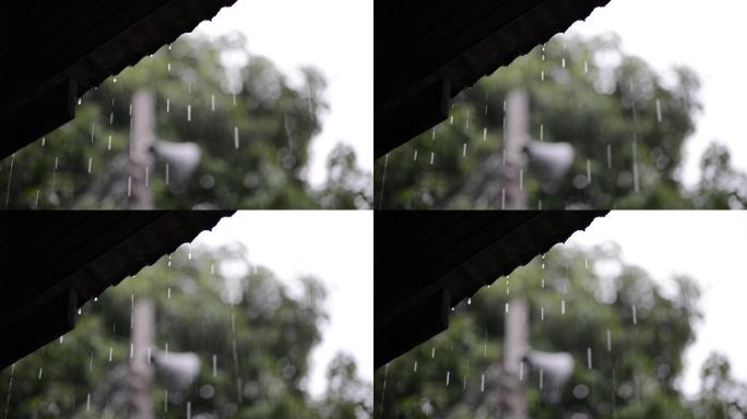 雨水从屋顶流下来