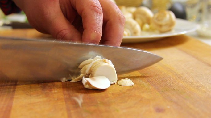 蘑菇切片口蘑白蘑菜板案板美食烹饪