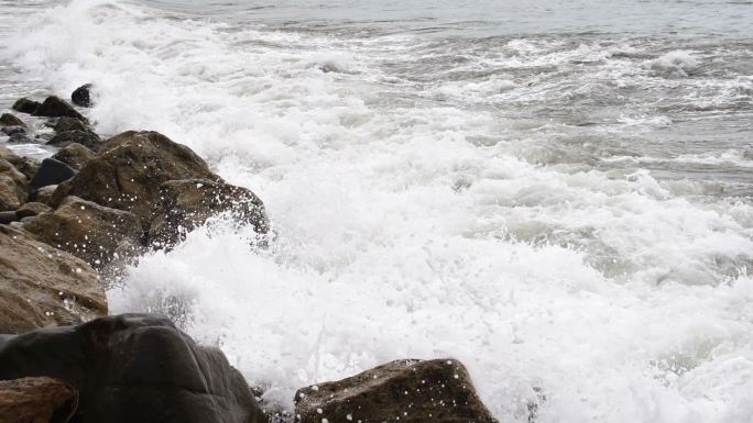 海浪撞击岩石海岸。用高速摄影机拍摄。