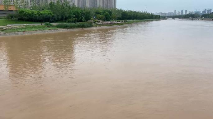 郑州2021720贾鲁河泄洪后的河水