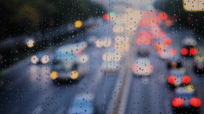 城市在下雨运输