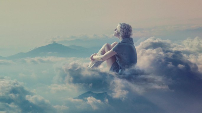 女人坐在云层上