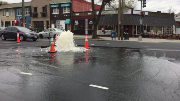 水管破裂淹没了繁忙的城市街道