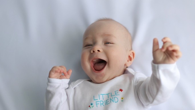 婴儿在床上大笑广告陪伴生活婴儿产品亲子互