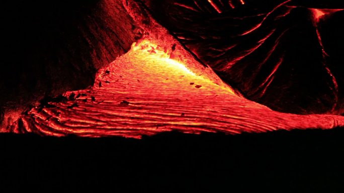 夜间流动的火山熔岩