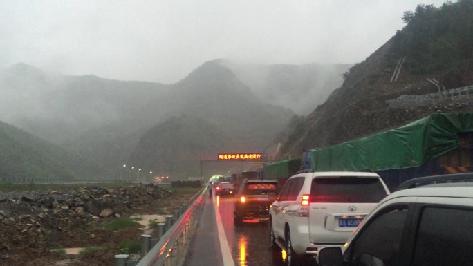 暴雨高速公路泥石流隧道堵车