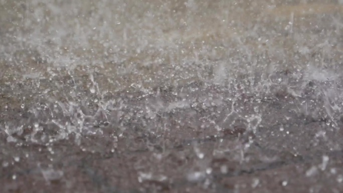 暴雨下雨，雨滴落特写，雨水掉落溅起水花