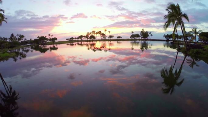 夏威夷空中日落和棕榈树