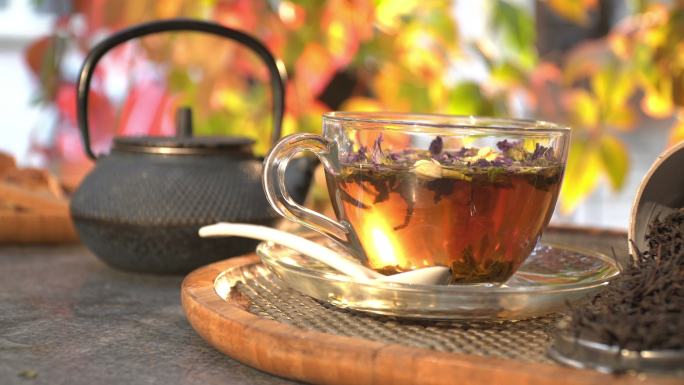 桌子上的红茶与茶叶