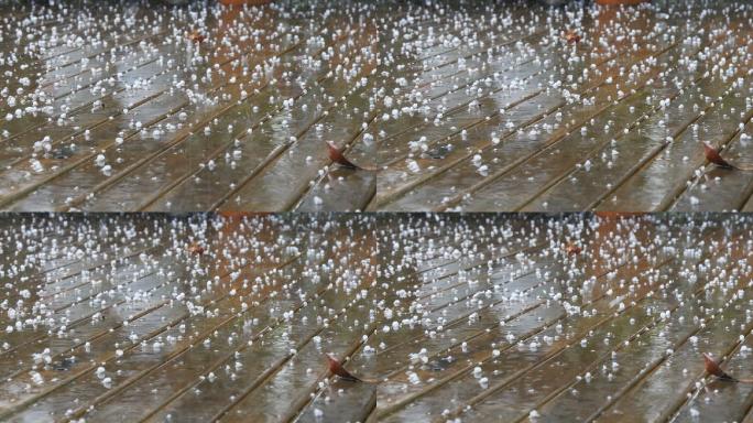 落在地面上的冰雹和雨水