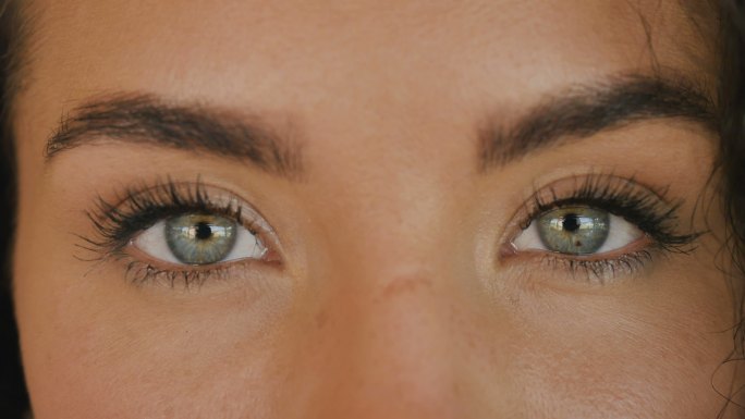 美丽的绿眼睛双眼睁开看到光明美瞳